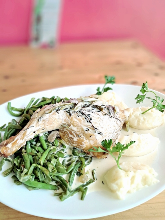 Cuisse de poulet rôtie, accompagnée de purée,  haricots verts, et sa sauce charcutière,  dans votre restaurant, à  St Leu, Piton Saint-Leu, Case Gourmande